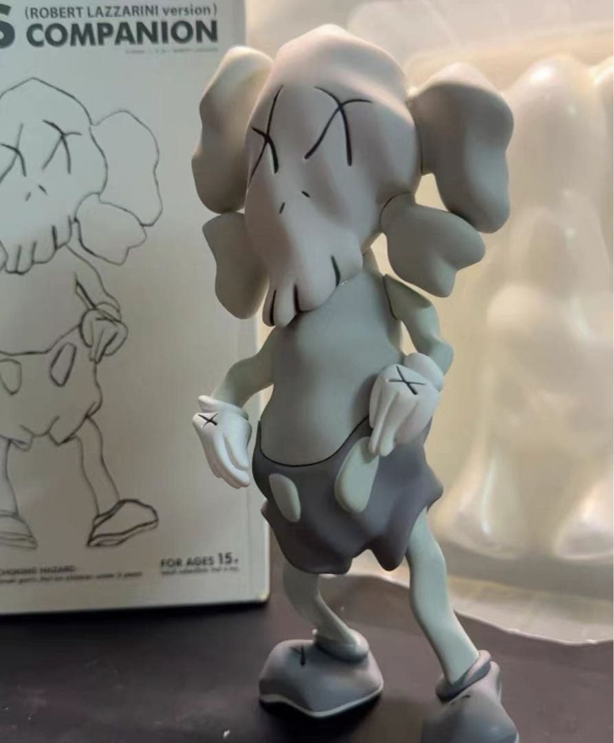 KAWSのROBERT LAZZARINIバージョンのCOMPANIONフ