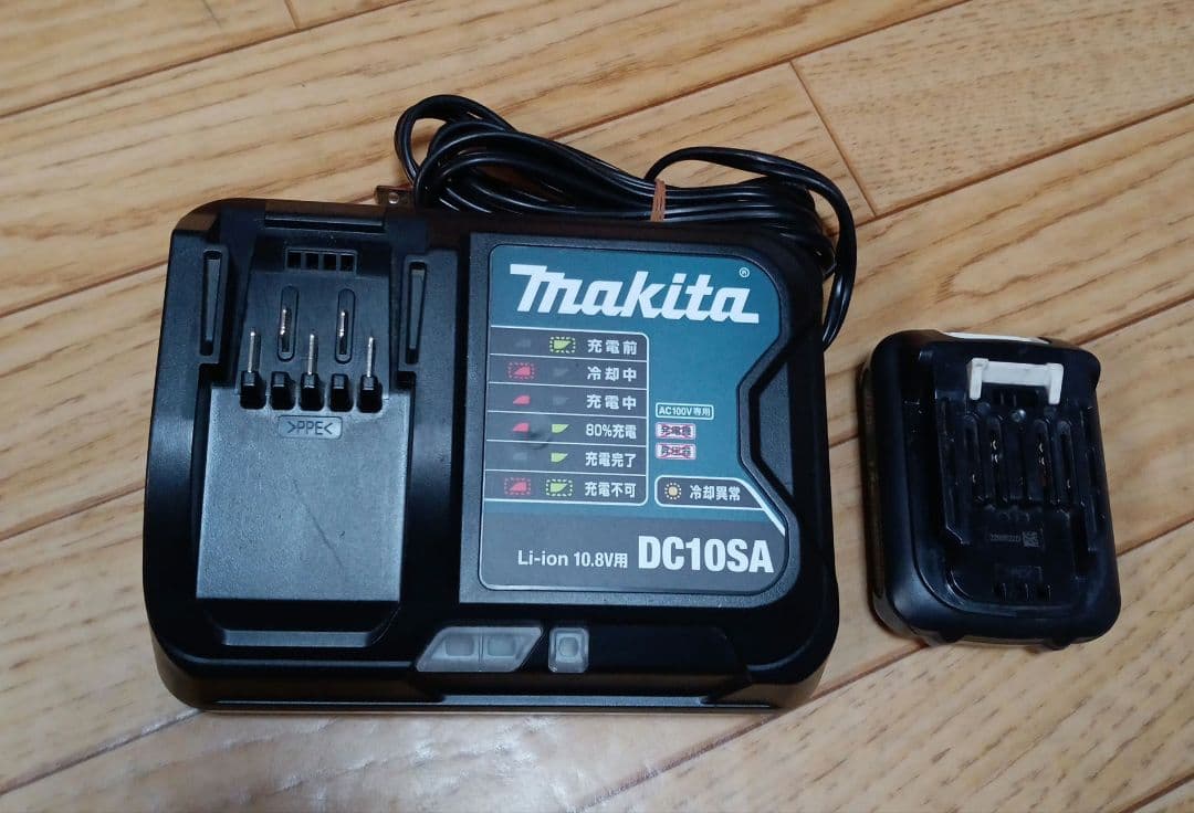 マキタ10.8V充電式クリーナーCL108FD バッテリー、充電器付