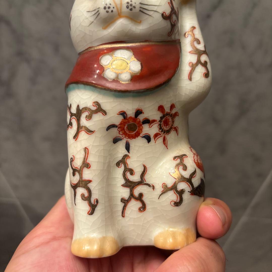 アンティーク伊万里　妖艶な瞳と体のお花や金彩が芸術的な招き猫