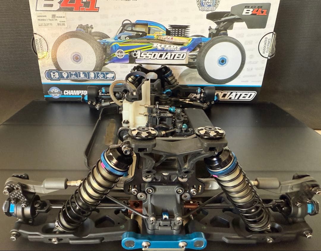 Y*i様 associated RC8B4.1 中古品　　オマケ タイヤ付き