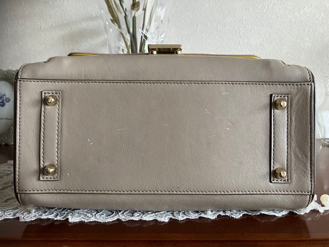 上品なアニヤハインドマーチ ショルダーバッグ グレージュ カーカバレル‼️