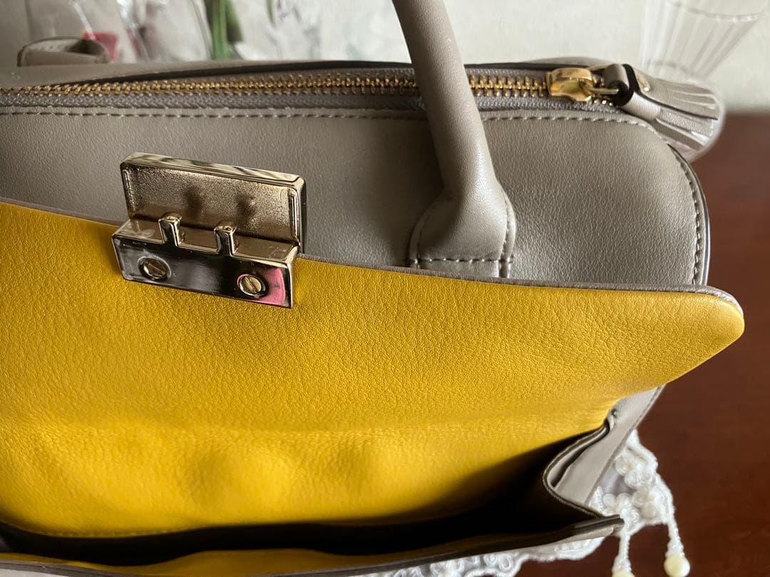 上品なアニヤハインドマーチ ショルダーバッグ グレージュ カーカバレル‼️