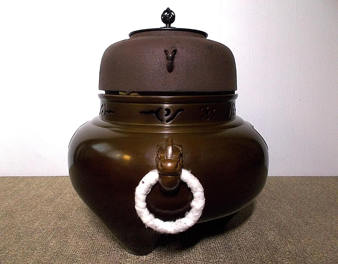 茶道具 釜師:畠春斉 風炉師:一ノ瀬宗辰 唐銅切合鬼面風炉 茶釜 釜環 共箱