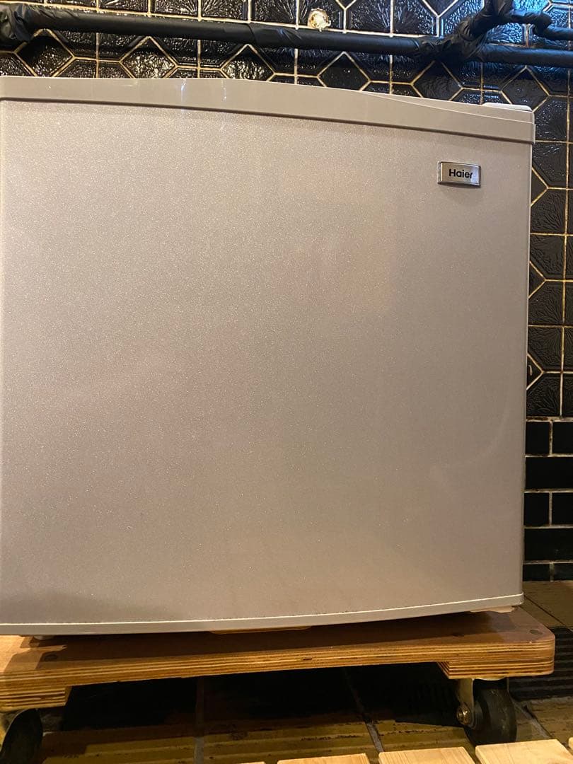 2019年製　送料無料 美品　Haier 小型冷凍庫　JF-NU40Ｇ