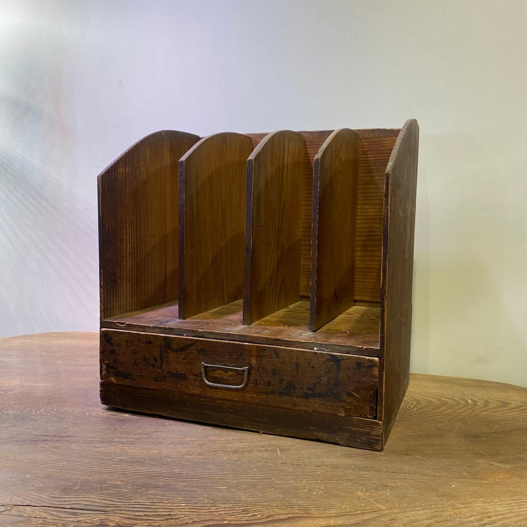 引き出しの付いた古い本立て アンティーク