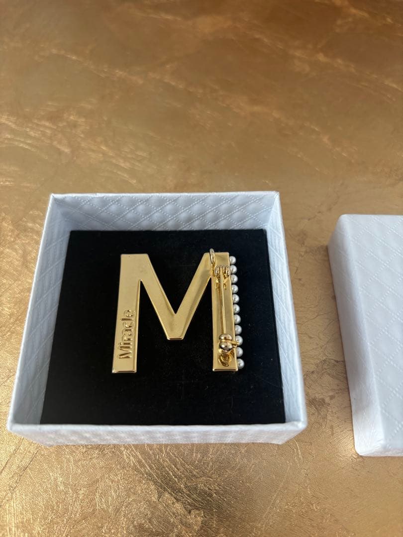 ステラハリウッド　ゴールド M ブローチ