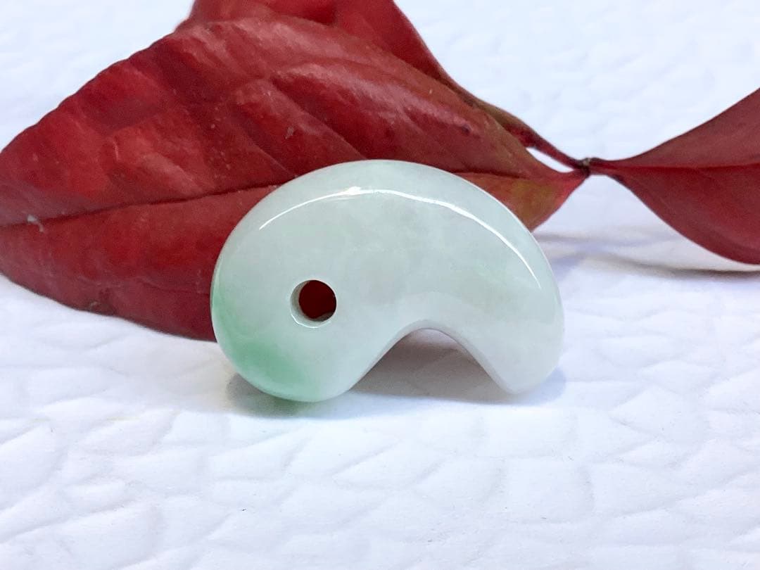 ✳桁違いの色合い　糸魚川翡翠ジェダイト　勾玉　鑑別書取得の天然無垢　超お買得品‼️