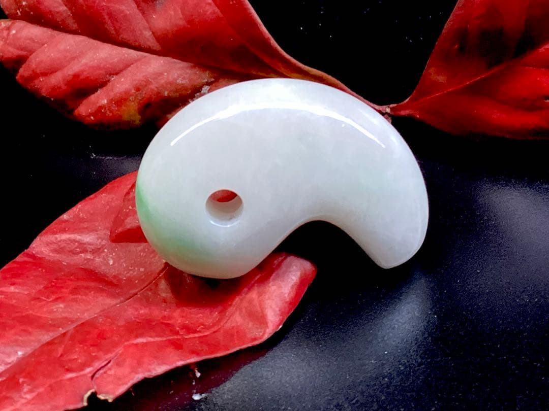 ✳桁違いの色合い　糸魚川翡翠ジェダイト　勾玉　鑑別書取得の天然無垢　超お買得品‼️