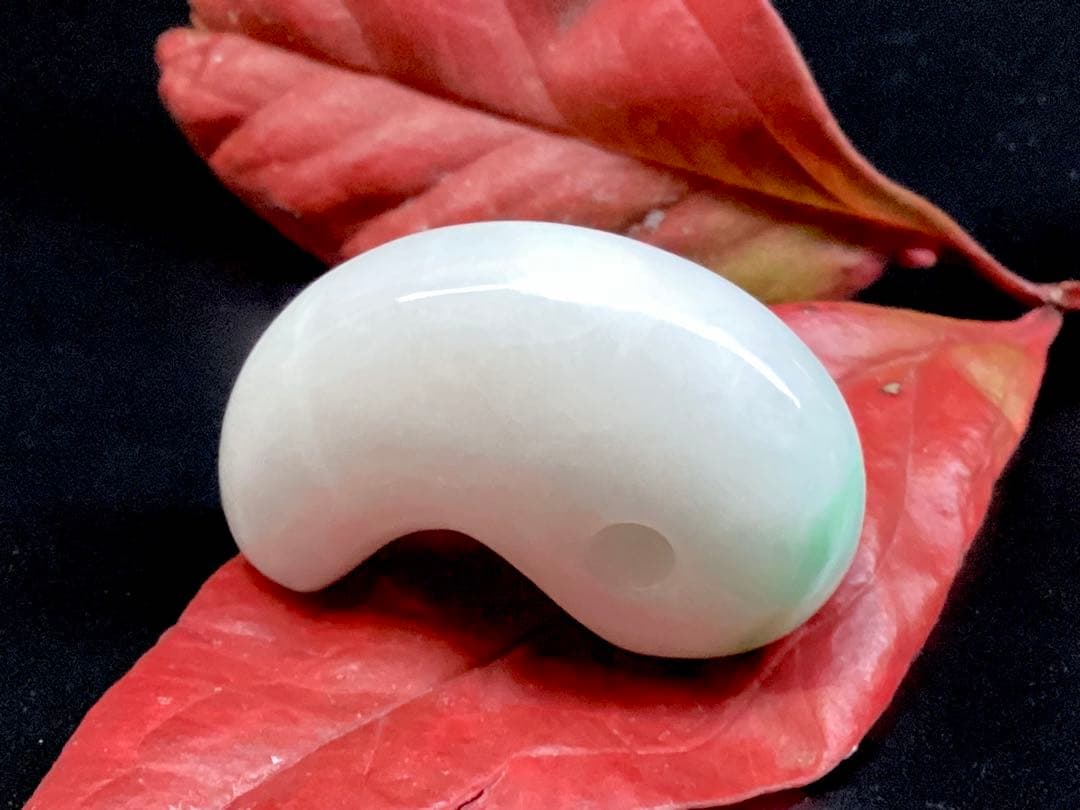 ✳桁違いの色合い　糸魚川翡翠ジェダイト　勾玉　鑑別書取得の天然無垢　超お買得品‼️