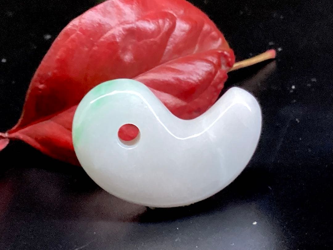 ✳桁違いの色合い　糸魚川翡翠ジェダイト　勾玉　鑑別書取得の天然無垢　超お買得品‼️