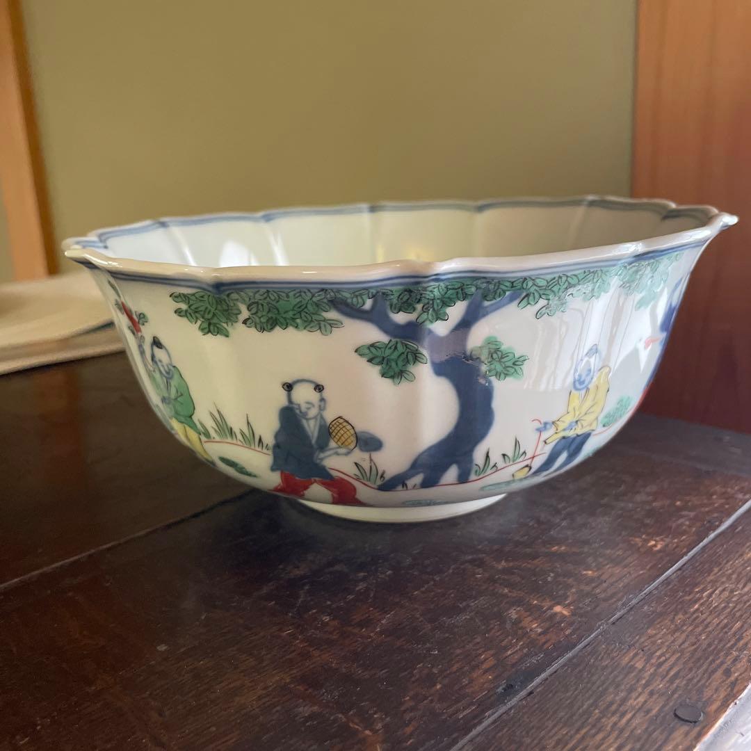 波型の陶器ボウル 色とりどりの絵柄