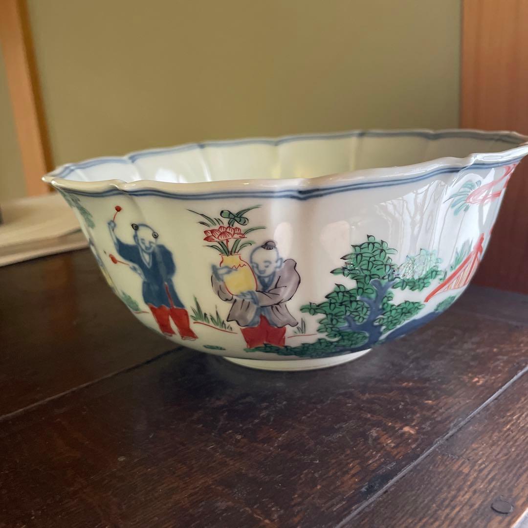 波型の陶器ボウル 色とりどりの絵柄