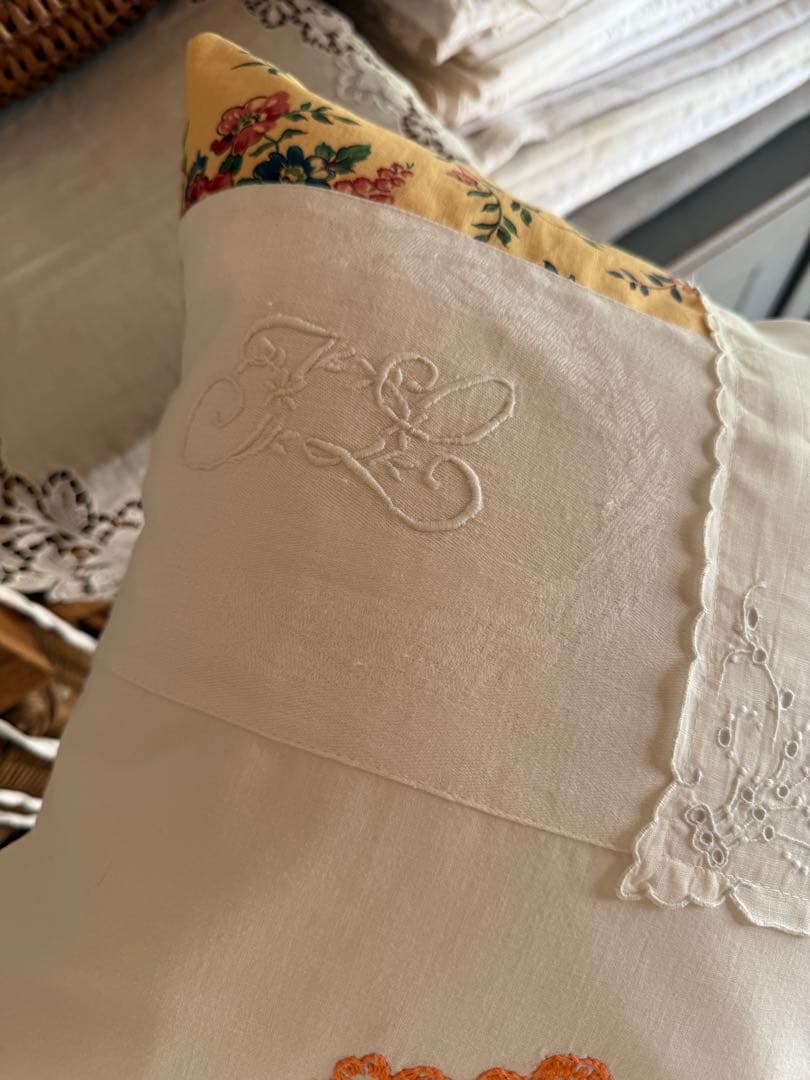今日のお品ஐ⋆*アンティーク花柄刺繍とモノグラムのクッションカバー