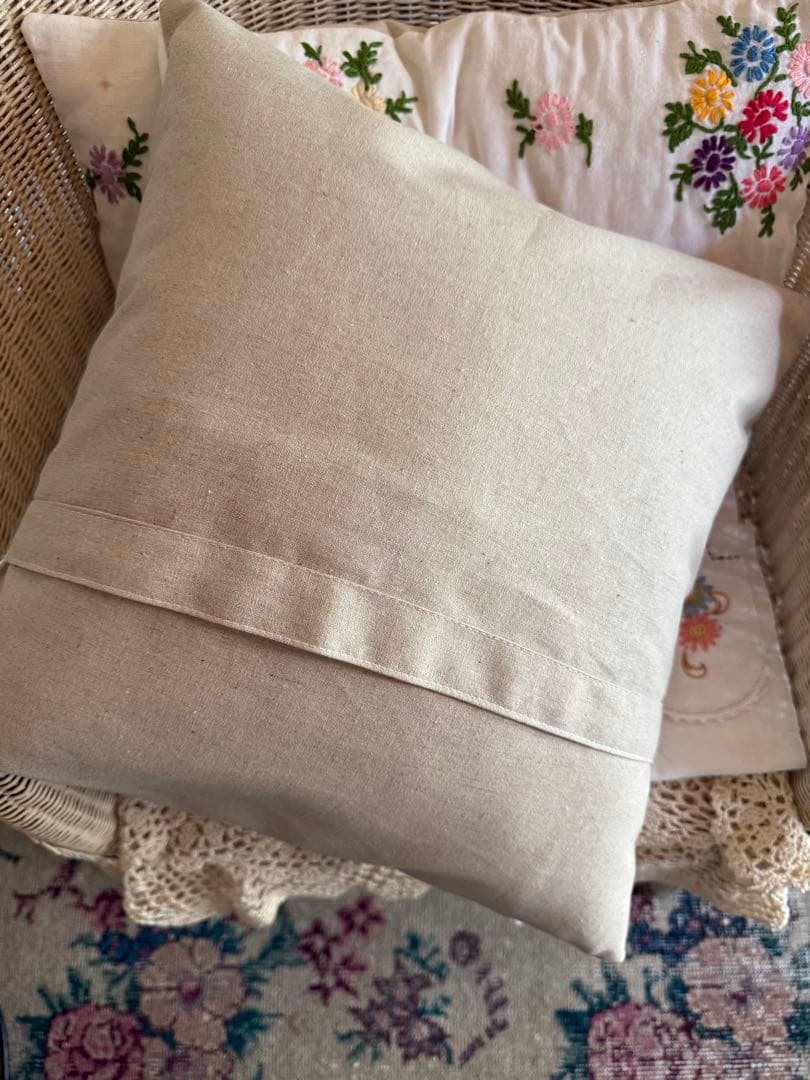 今日のお品ஐ⋆*アンティーク花柄刺繍とモノグラムのクッションカバー