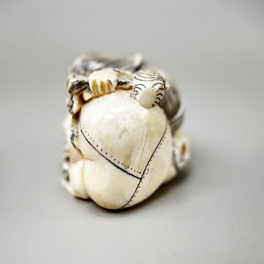 寝ている老人の彫刻極上　根付　天然素材アンティーク骨董　飾り物古美術置物細密細工