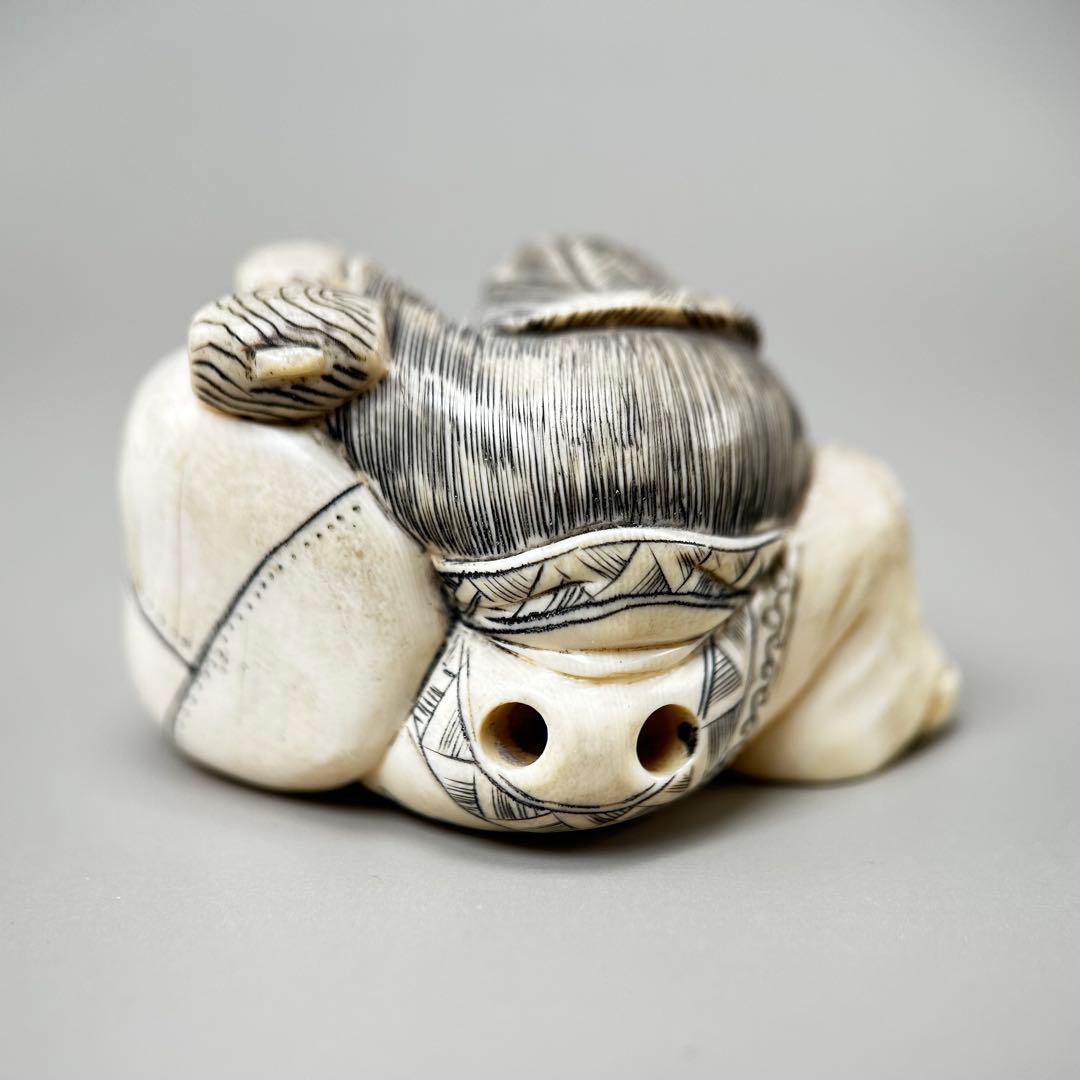 寝ている老人の彫刻極上　根付　天然素材アンティーク骨董　飾り物古美術置物細密細工