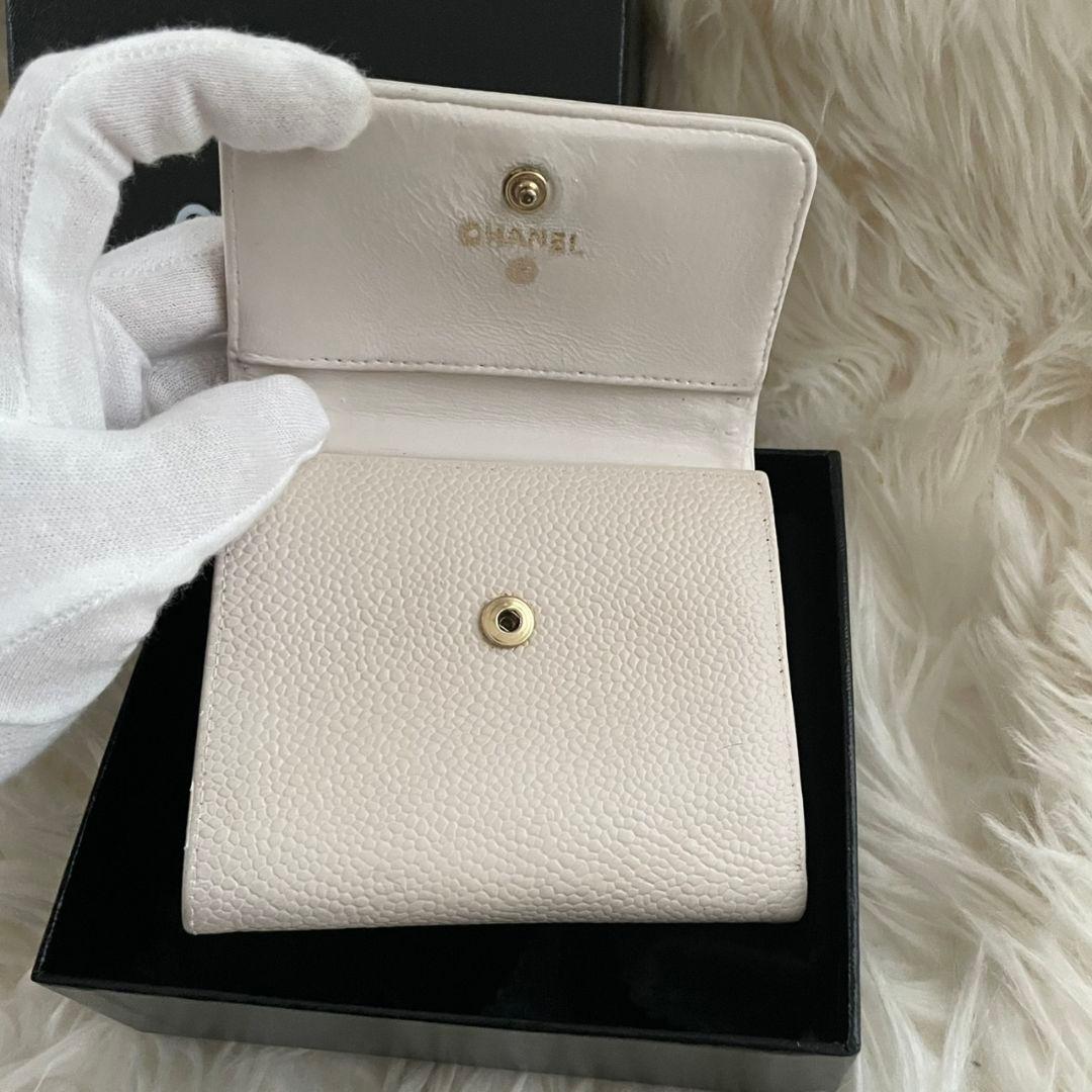 シャネル CHANEL 三つ折り 財布 ココマーク 白 キャビアスキン