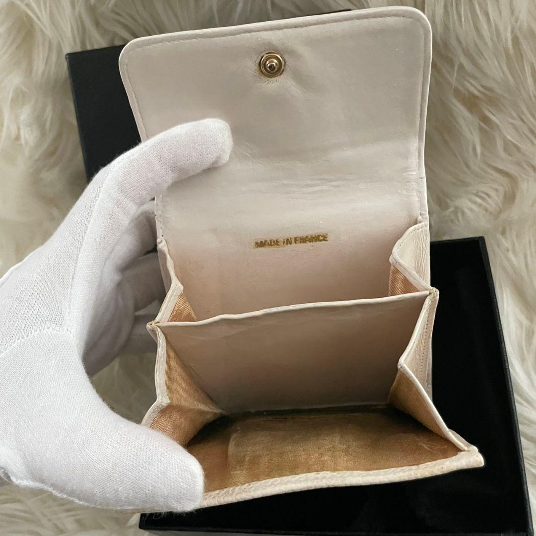 シャネル CHANEL 三つ折り 財布 ココマーク 白 キャビアスキン