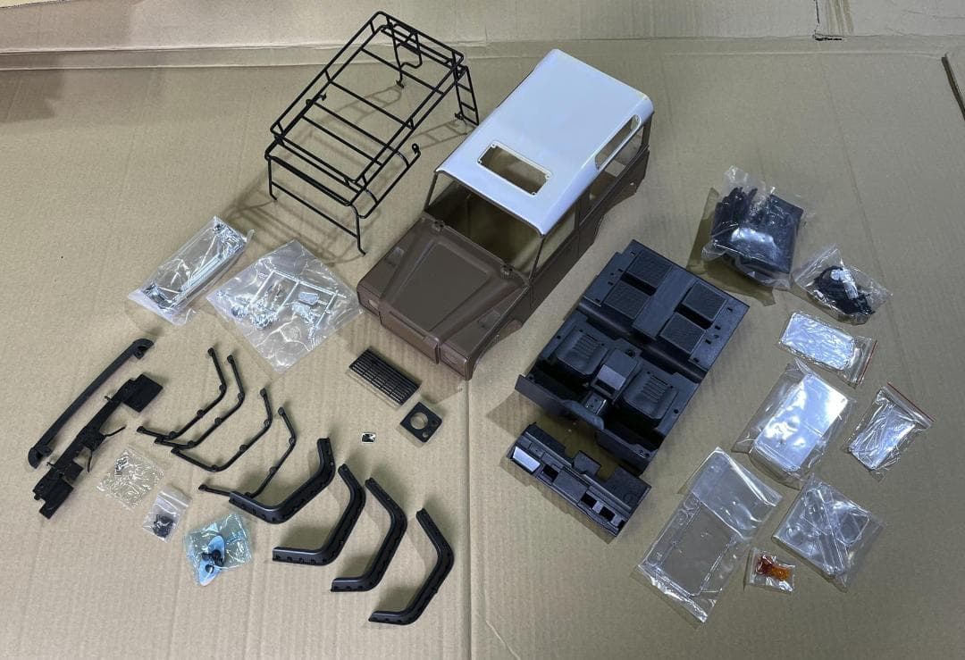 1/10クローラー用ディフェンダーボディ　ヘッドライトカバー片方欠品