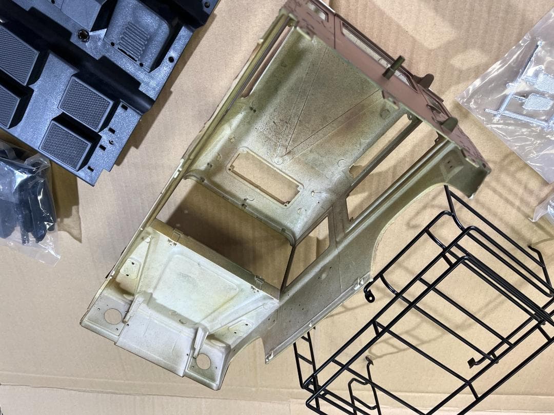 1/10クローラー用ディフェンダーボディ　ヘッドライトカバー片方欠品