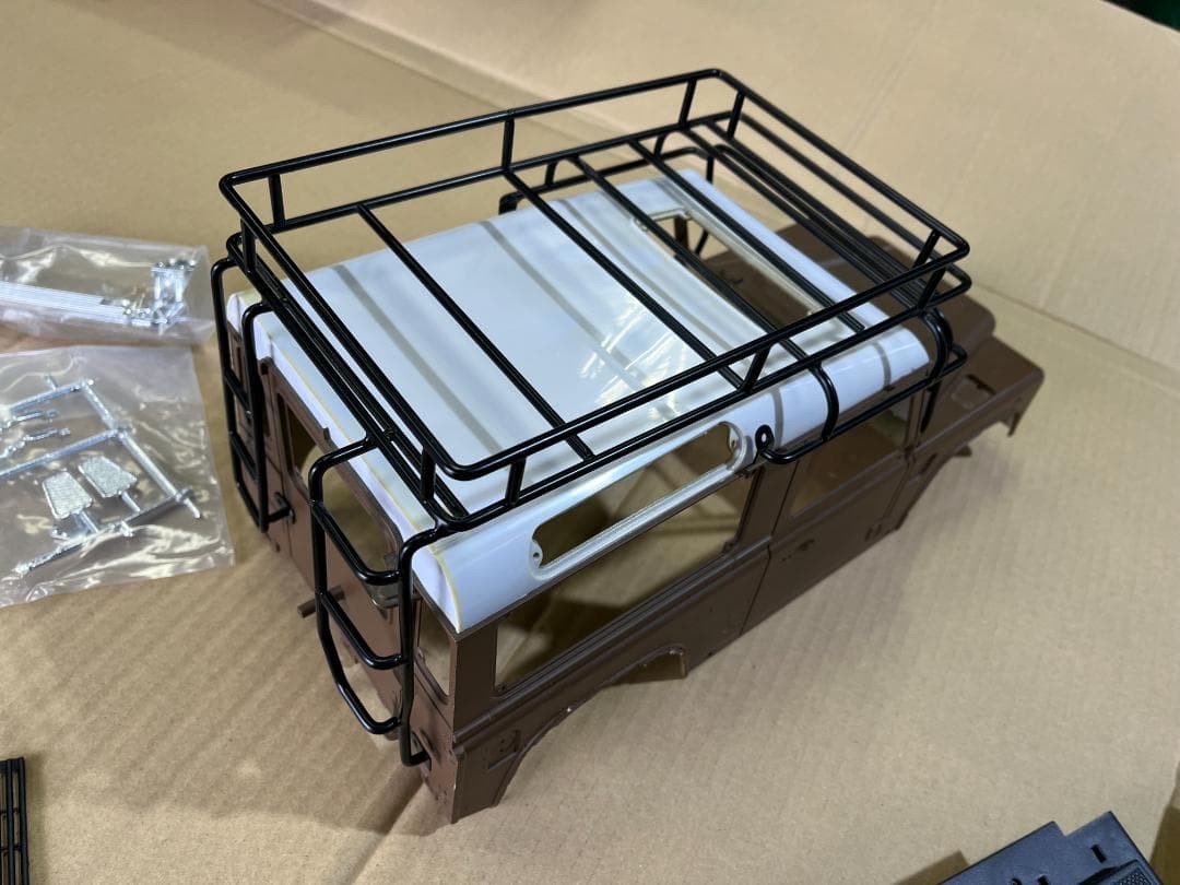 1/10クローラー用ディフェンダーボディ　ヘッドライトカバー片方欠品