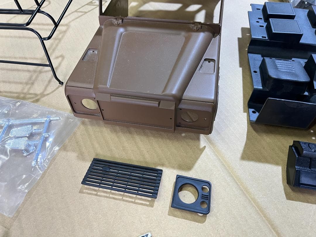 1/10クローラー用ディフェンダーボディ　ヘッドライトカバー片方欠品