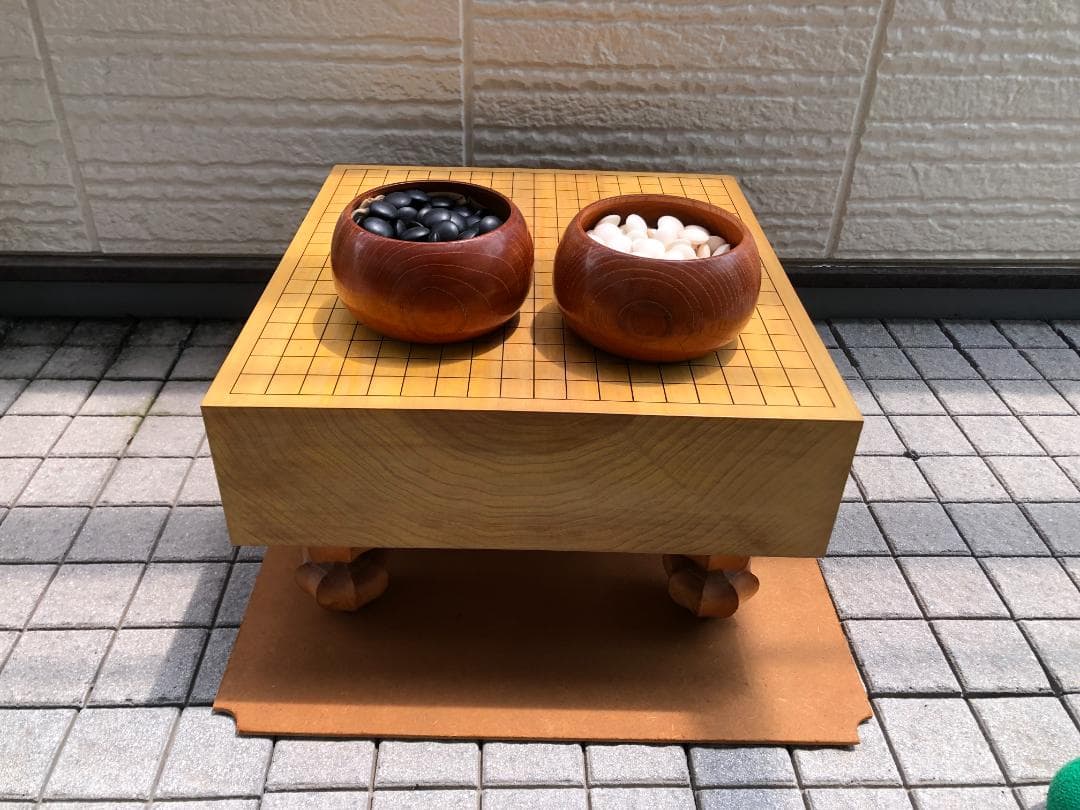 囲碁盤と碁石 黒(那智黒石) 白(蛤貝)