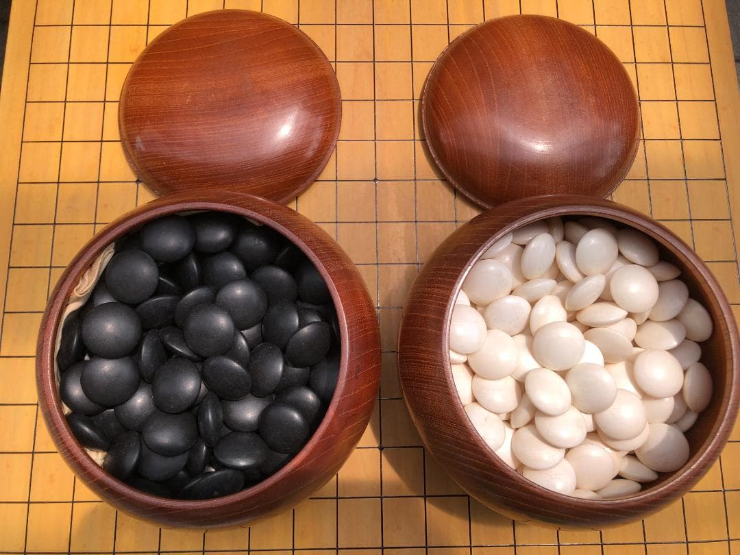 囲碁盤と碁石 黒(那智黒石) 白(蛤貝)