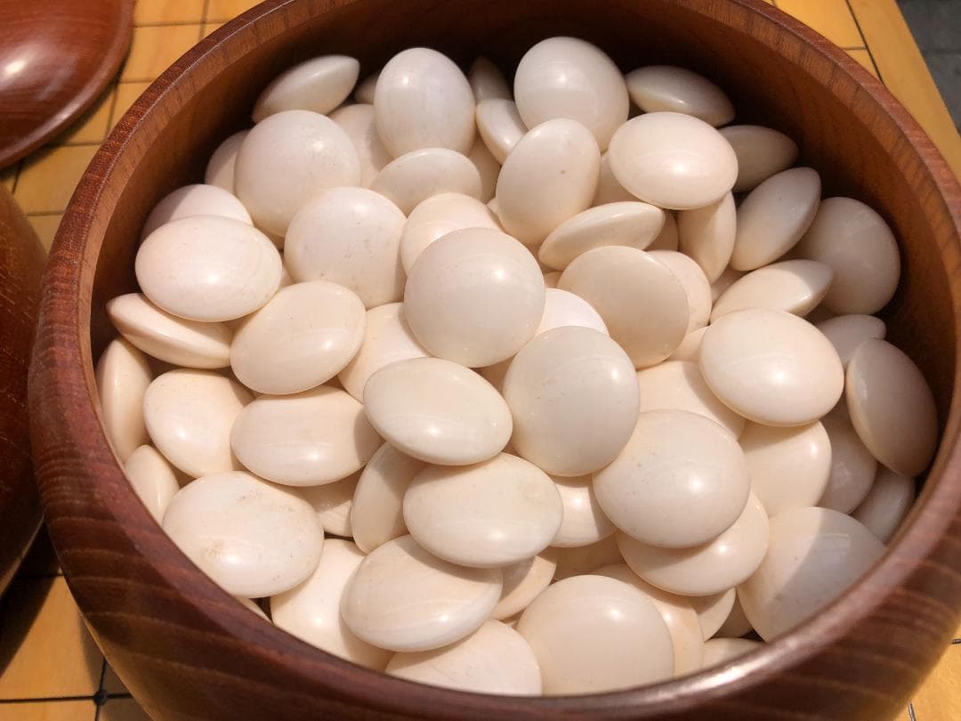 囲碁盤と碁石 黒(那智黒石) 白(蛤貝)