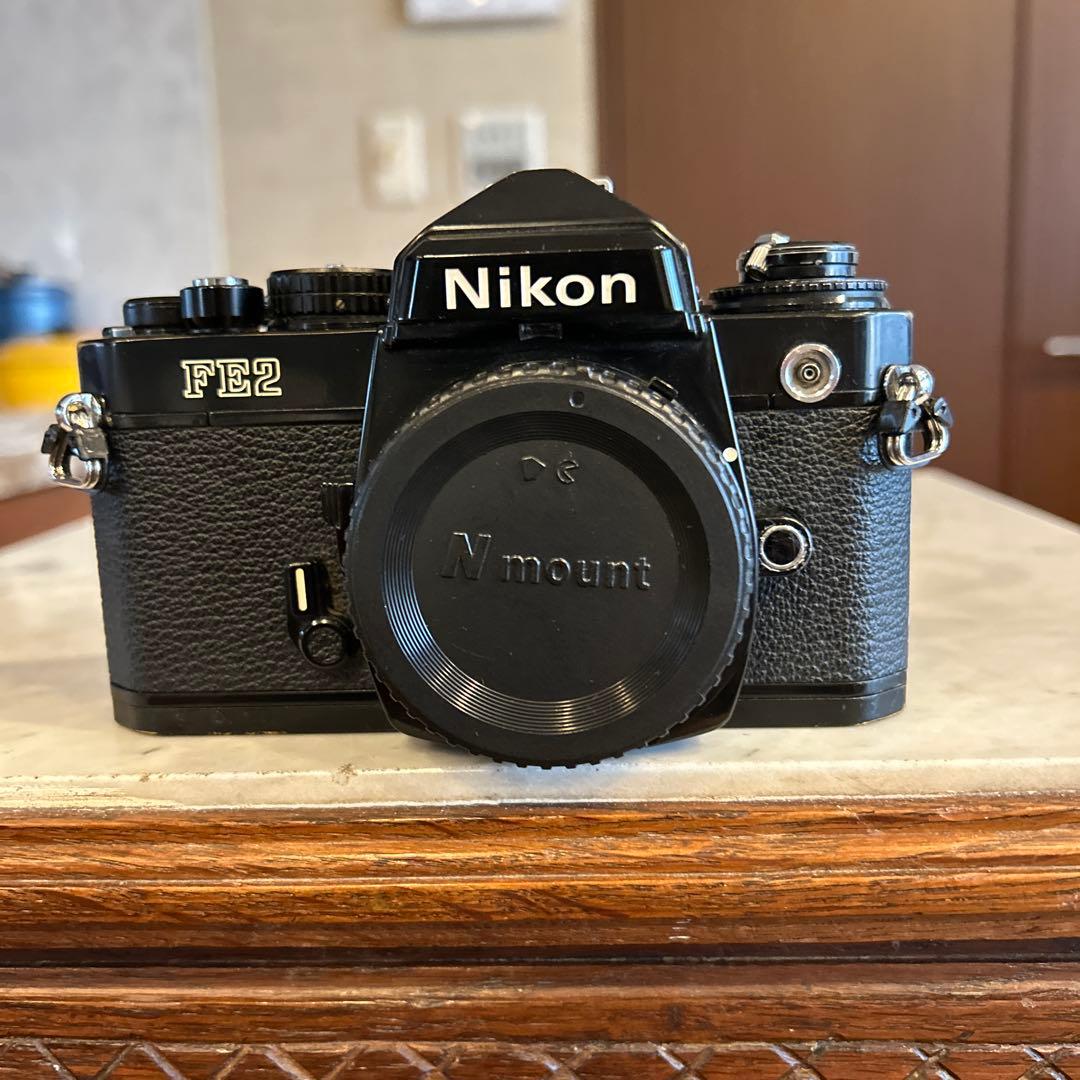 Nikon FE2 稼働品ですがレンズ脱着ボタンが食い込んでいます。