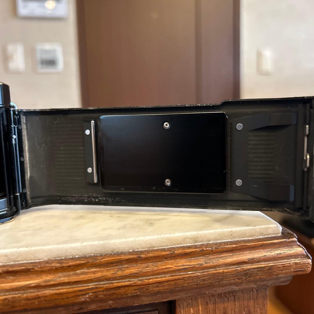 Nikon FE2 稼働品ですがレンズ脱着ボタンが食い込んでいます。