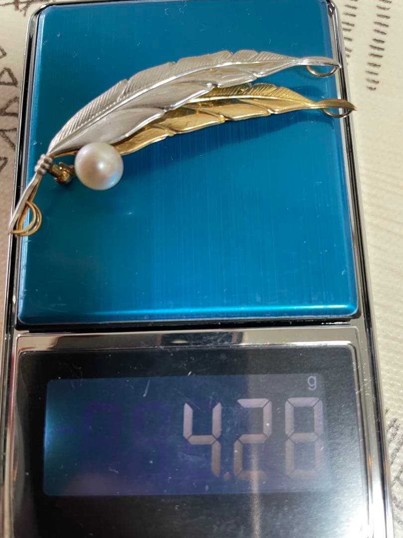 k18とPt900の羽根デザイン パール付きブローチ