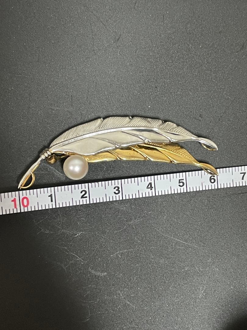 k18とPt900の羽根デザイン パール付きブローチ