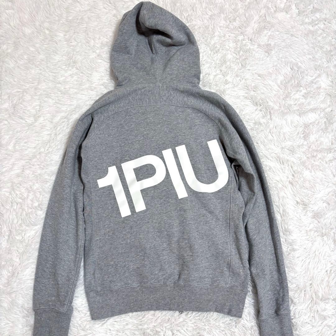 1PIU1UGUALE3 RELAX ビジュージップアップパーカー　ロゴ　XL