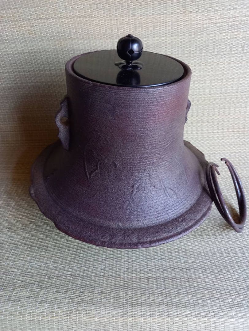 日本伝統工芸士　釜師菊地政光　【松地文糸目富士釜　共箱・栞付】