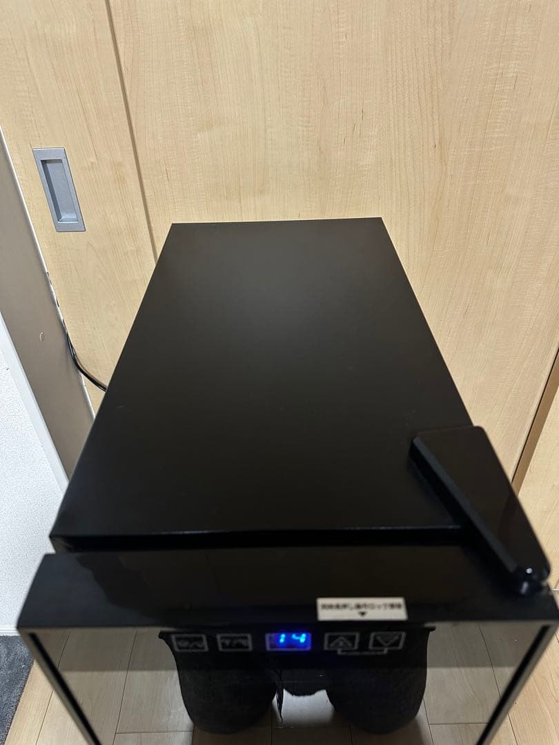 2019年製　フィフティ　ワインセラー49L　18本収納　WCF-18