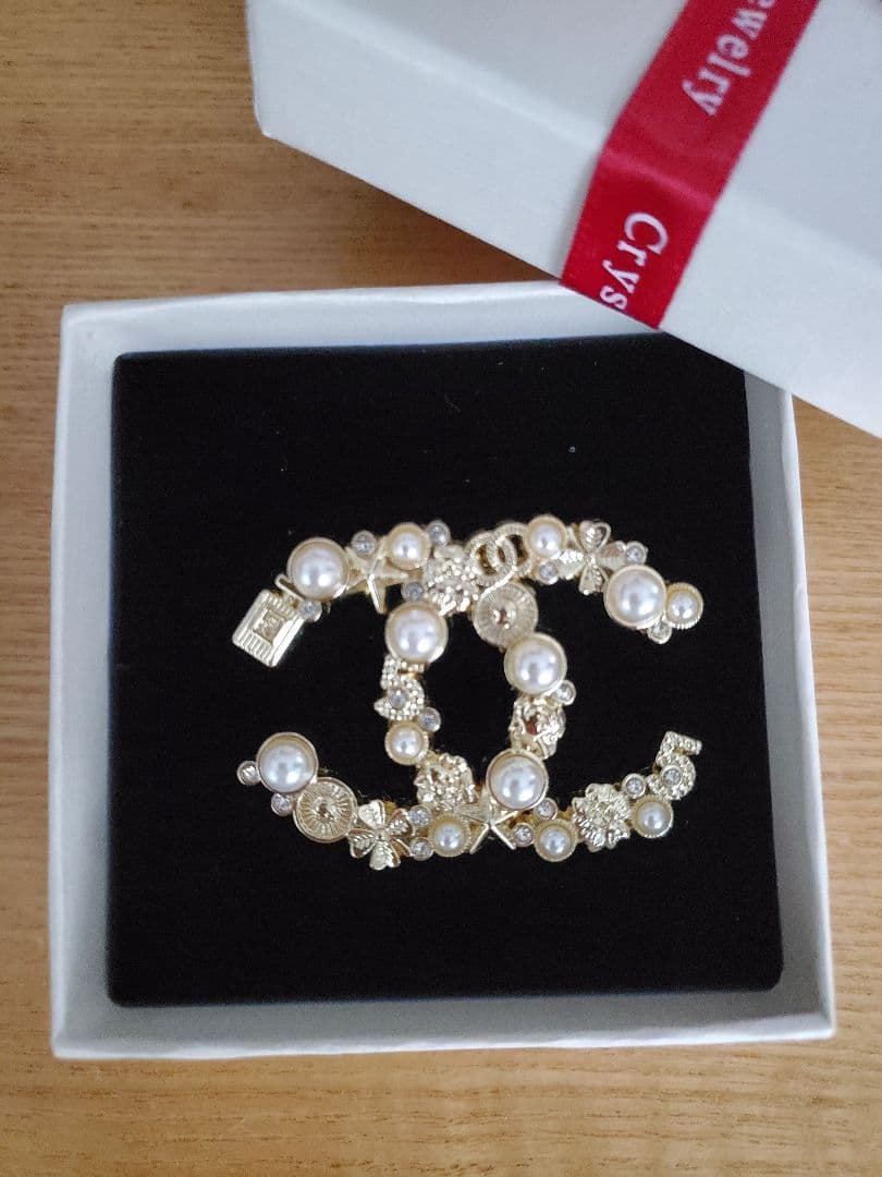 閲覧ありがとうございます！CHANEL ロゴブローチ パール