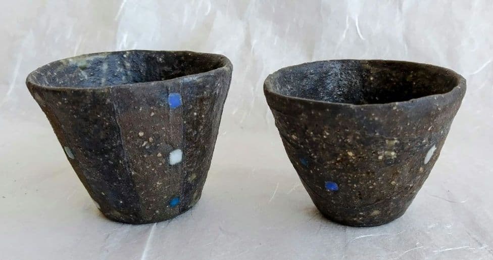 SUN 焼締め黒釉掛け分け小鉢(そば猪口五点組)と桃丸鉢