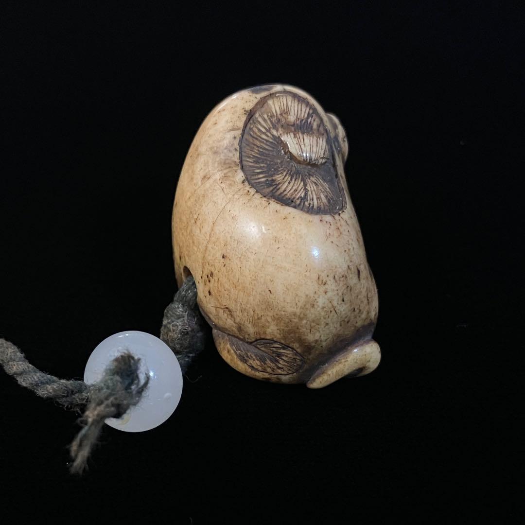 提げ物　根付　骨材　犬　天然素材　在銘　友一　彫刻