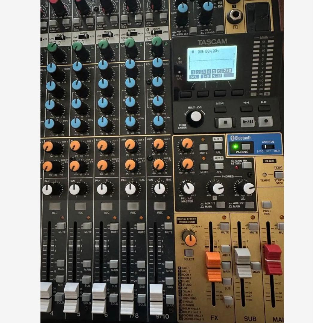 カバー付きTASCAM Model 12 レコーディングミキサー