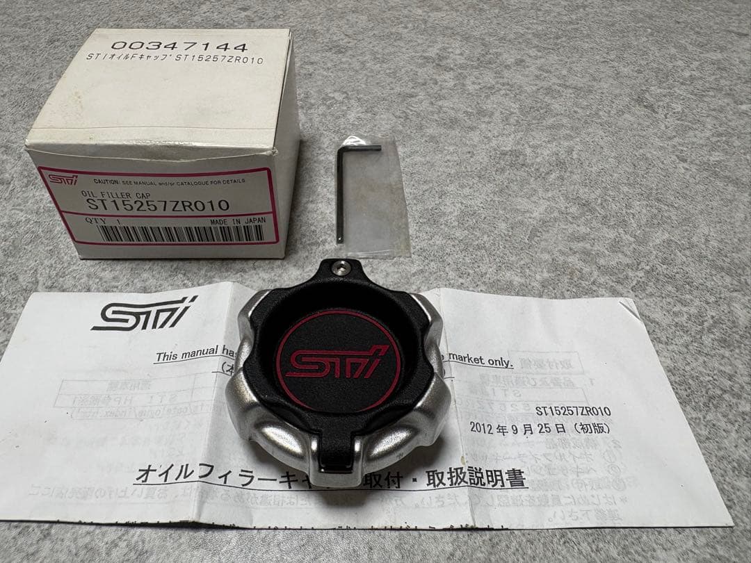 スバル　STI オイルフィラーキャップ