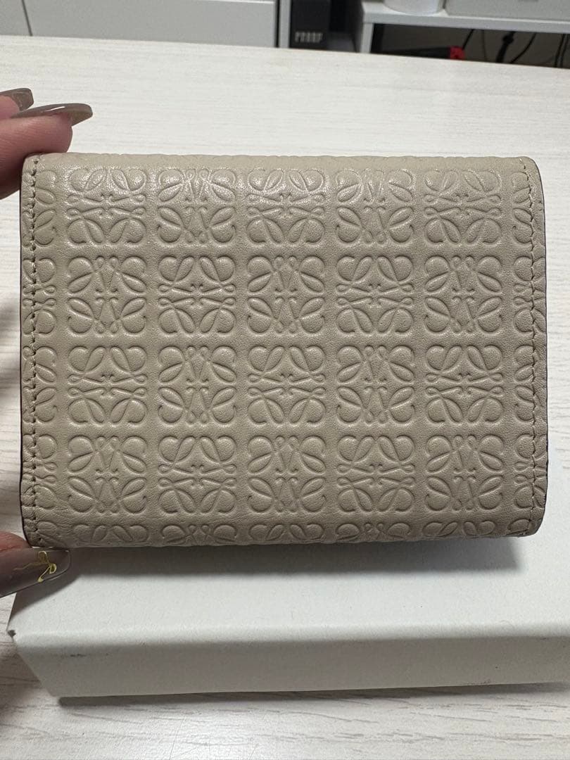 LOEWE ベージュ エンボス 三つ折り財布