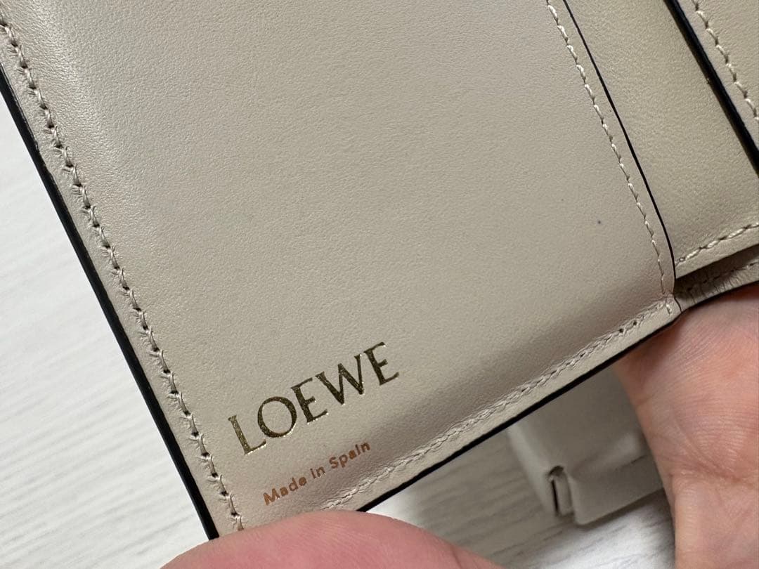 LOEWE ベージュ エンボス 三つ折り財布