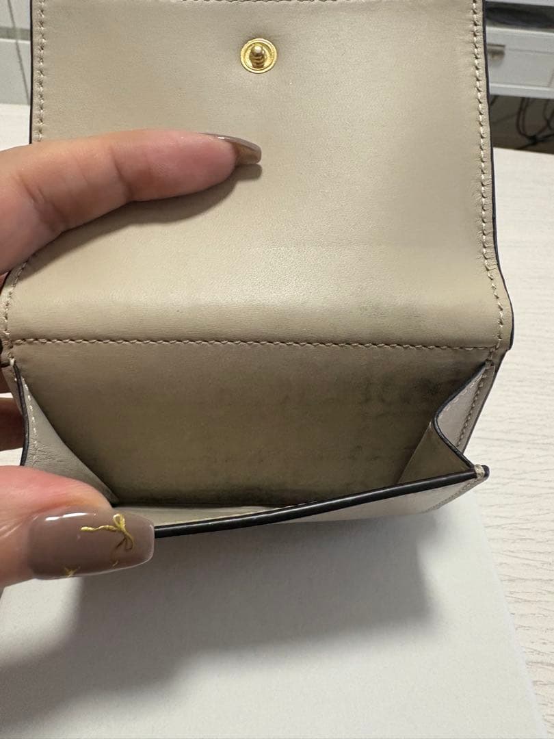 LOEWE ベージュ エンボス 三つ折り財布