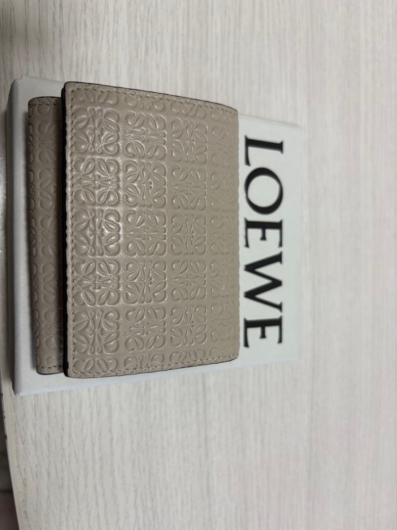 LOEWE ベージュ エンボス 三つ折り財布