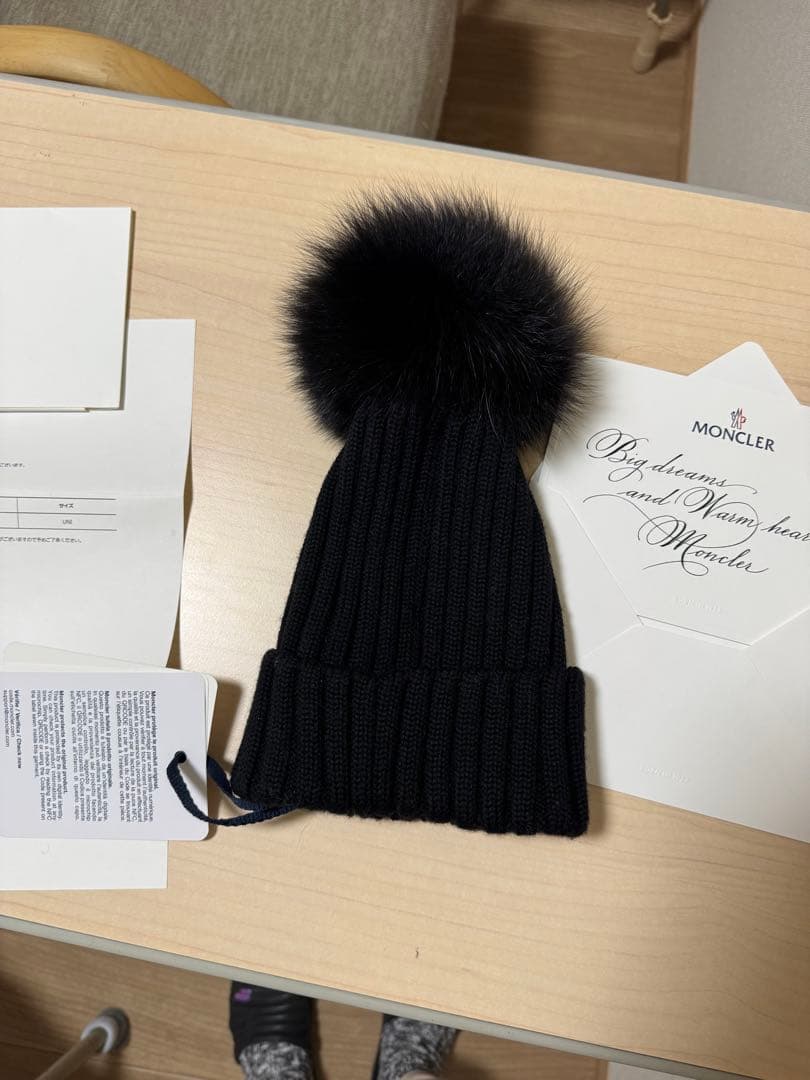 MONCLER ブラックファー付きニット帽