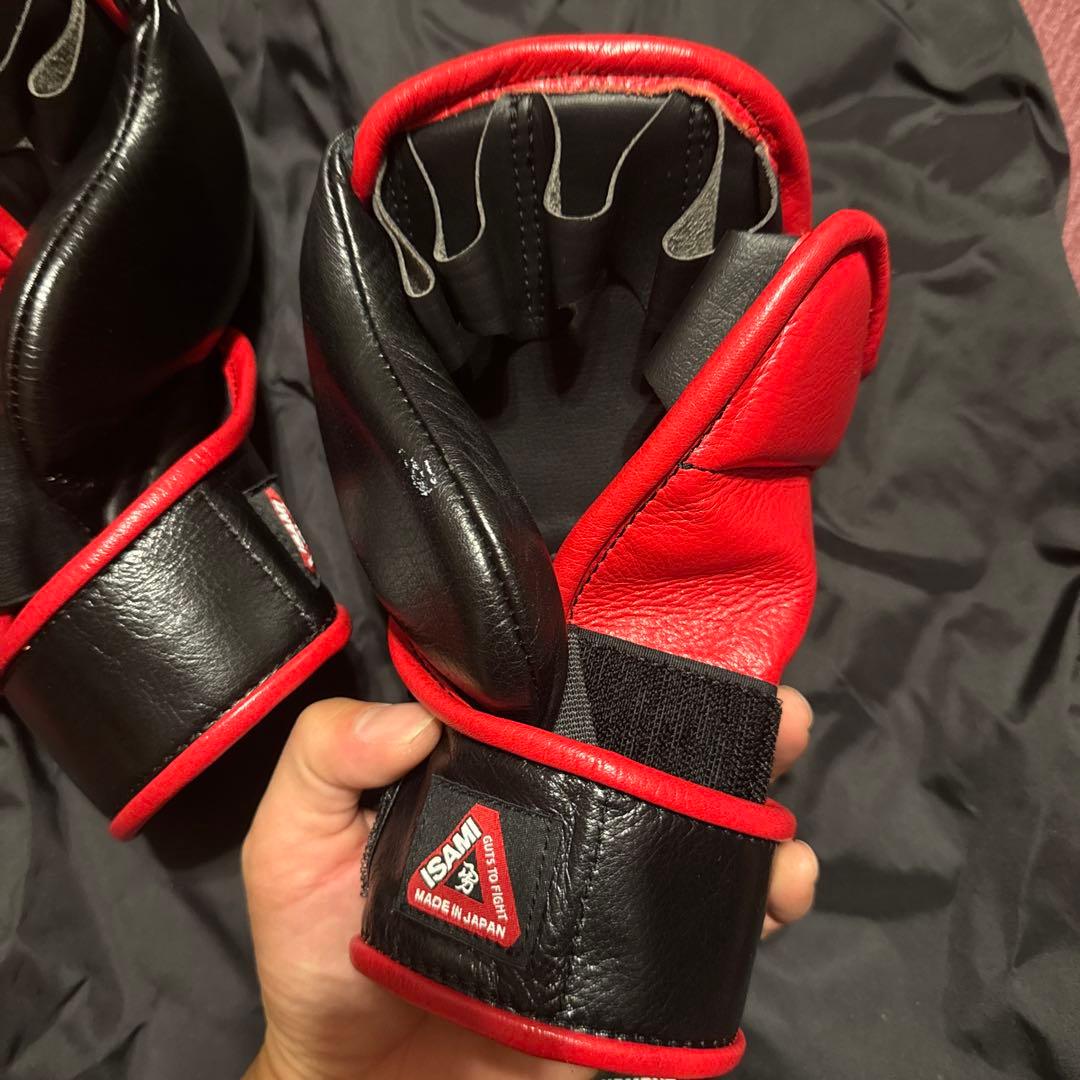 ISAMI ボクシンググローブ 黒/赤 収納袋付き
