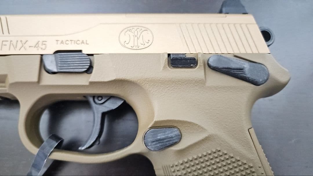 FNX-45 Tactical 本体と付属品