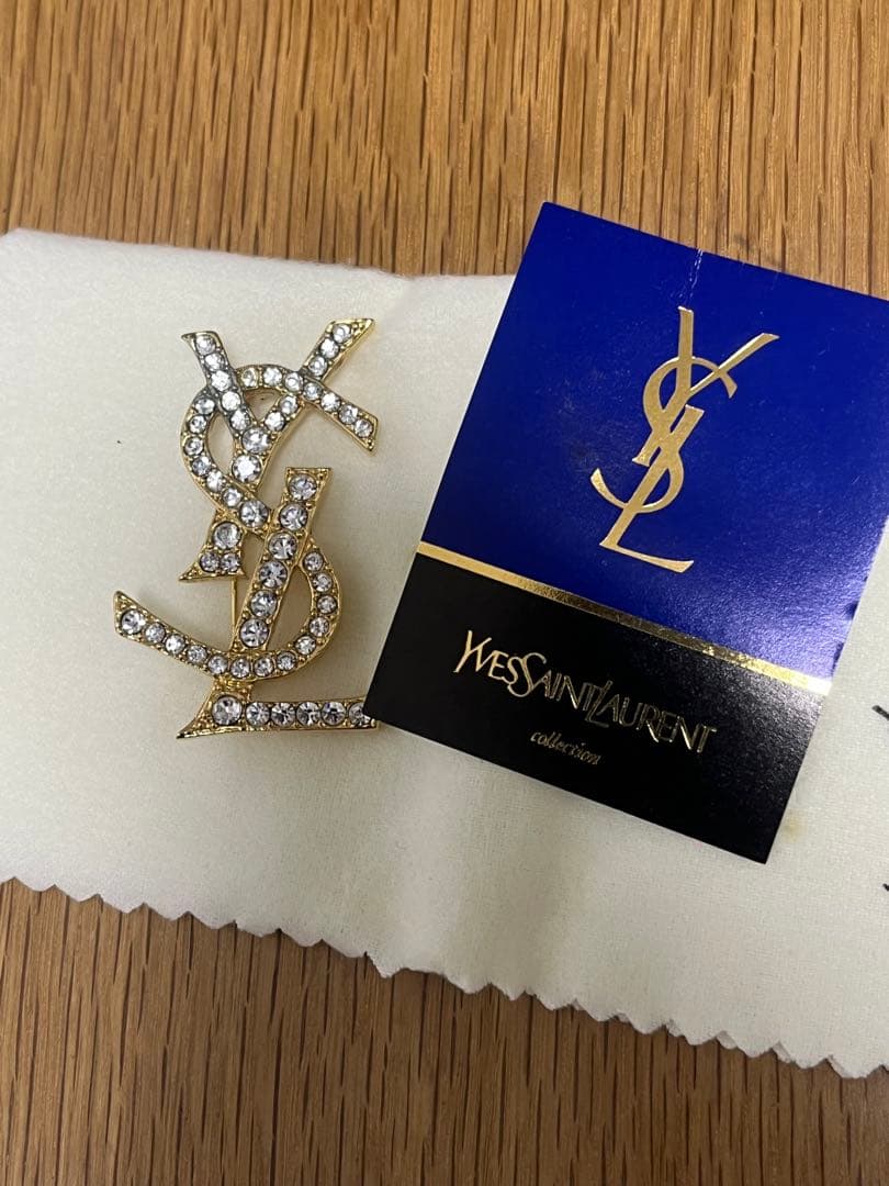 Yves Saint Laurent ロゴブローチ