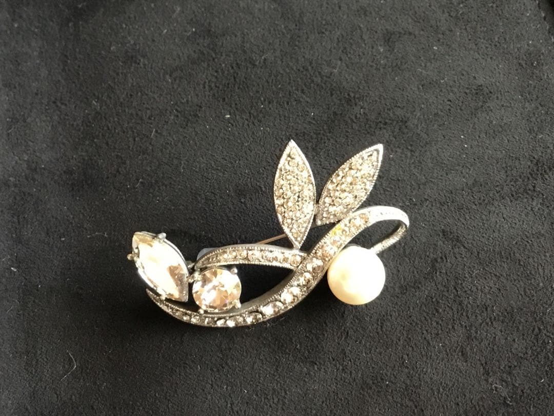 在庫一掃セール中！職人技が一粒光るパールと輝きを放つストーンのブローチ